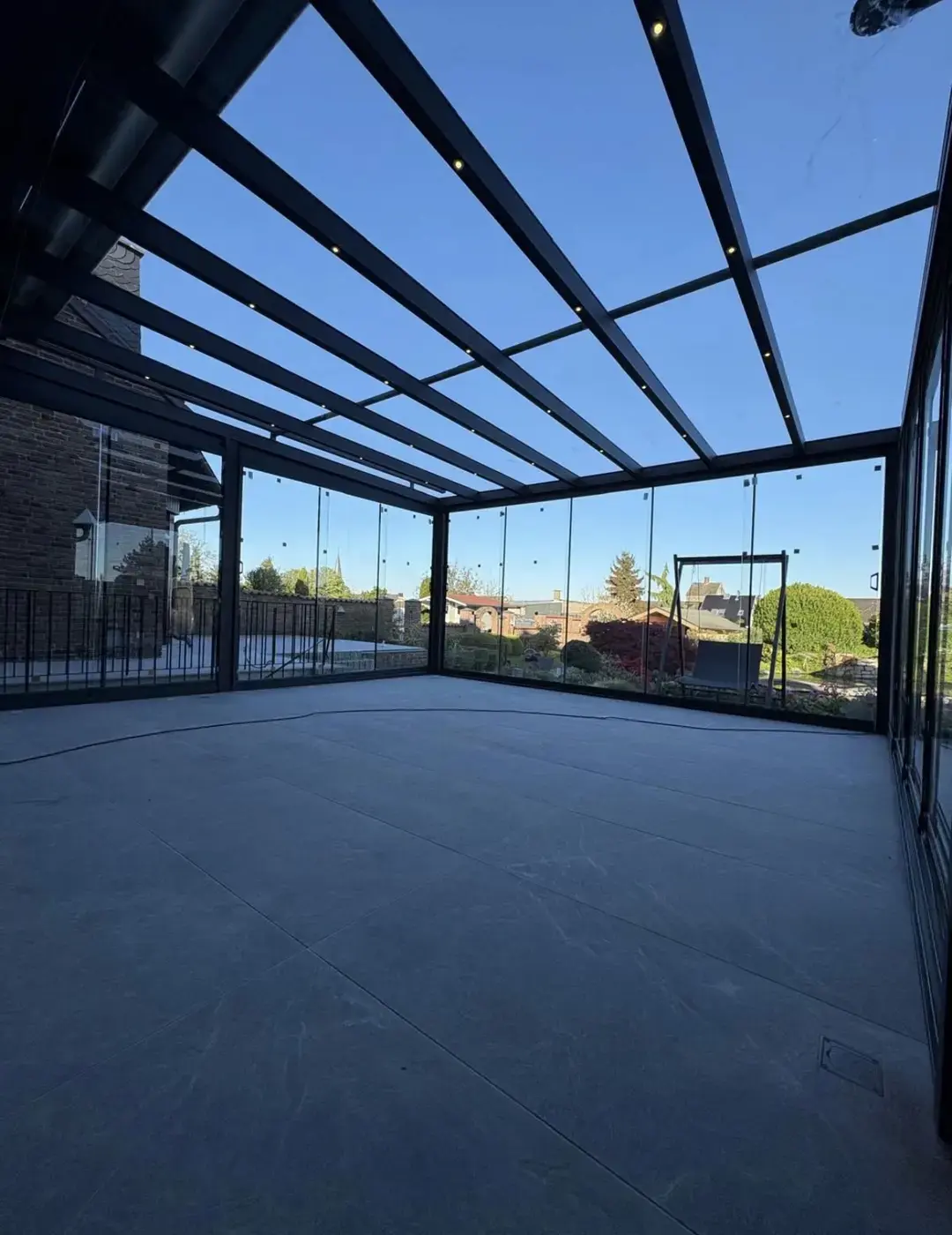 Verglaste Terrassenüberdachung mit integrierter LED-Beleuchtung